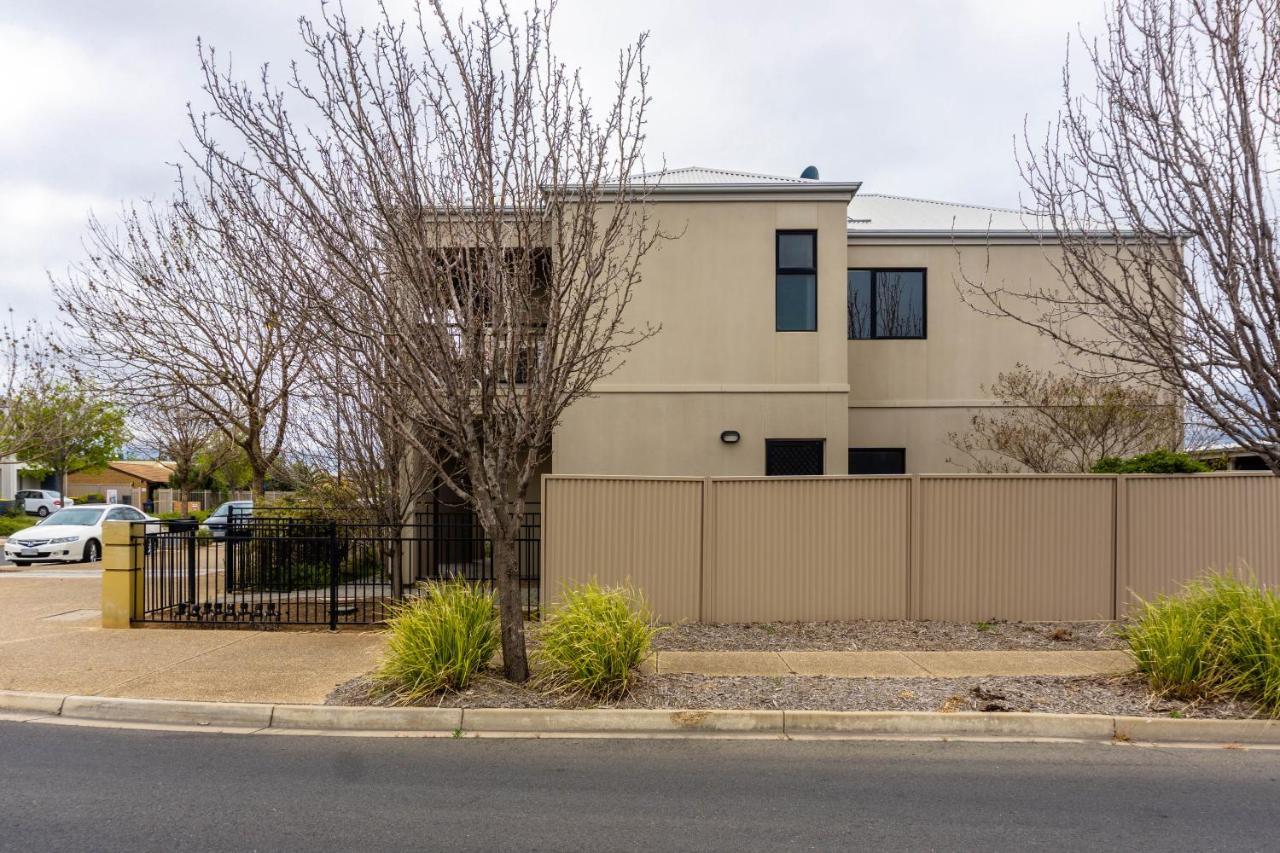 Tasha'S Apartments On Kerry Pennington Exterior foto